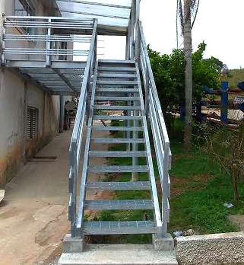 Escadas metálicas industriais