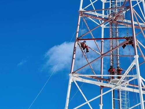Montagem de torres de telecomunicações